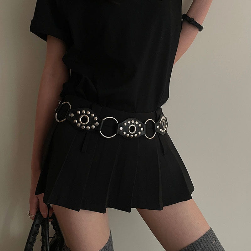 Schwarzer Gothic-Punk-Lederharness-Gurt mit silberfarbenem Metallschlitz (Ösen) und Nietenakzenten sowie Metallringen.