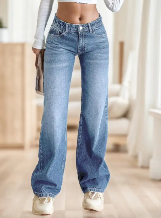 Helle blaue Denim-Wide-Leg-Jeans mit hoher Taille und geradem Beinverlauf, als Freizeithose konzipiert.