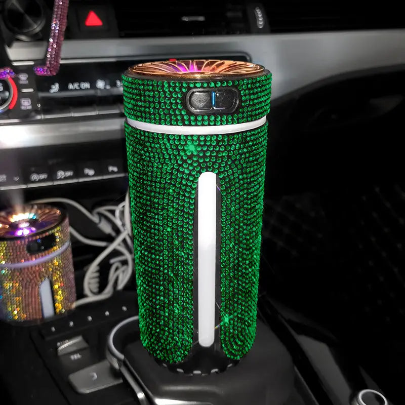 Ein funkelnder, mit grünen Kristallen besetzter Diamant-Auto-Befeuchter-LED-Strass-USB-Luftdiffusor mit einer Roségold-Oberseite und einem weißen Akzentstreifen.