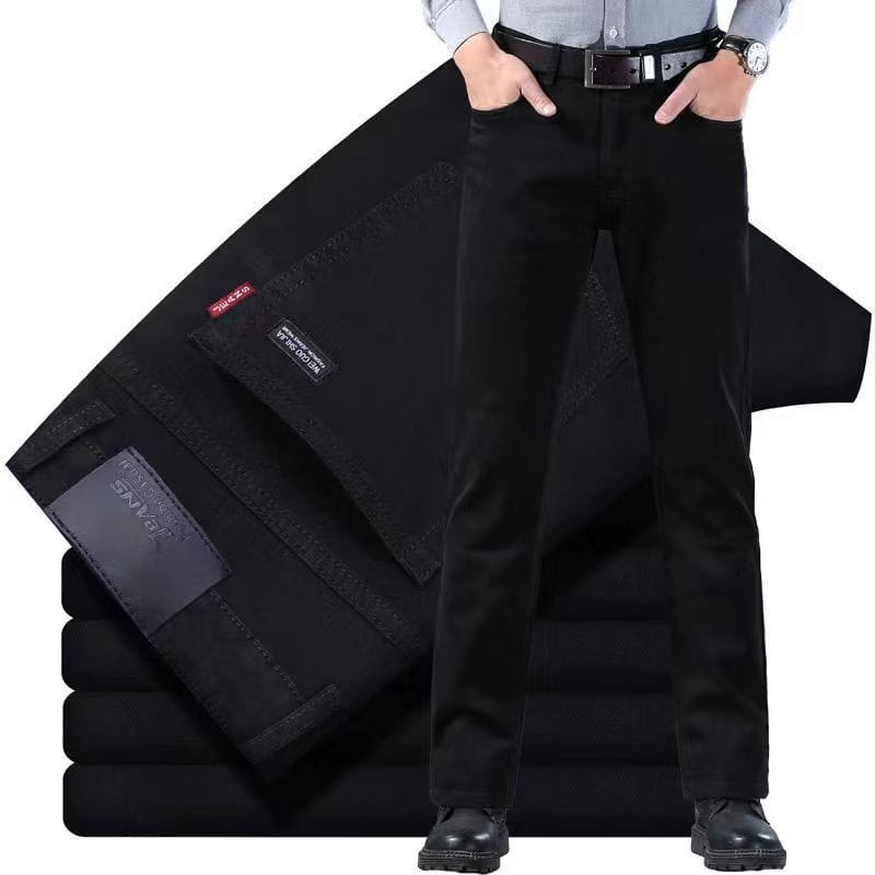 Jeans pour homme à taille haute, coupe slim, en denim noir, coupe droite classique et détails de coutures visibles, adaptés aux tenues d’affaires décontractées.
