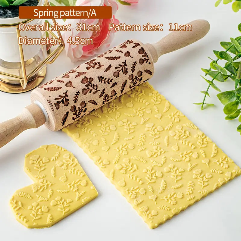 Rouleau à pâtisserie en bois fabriqué en bois de hêtre, avec motif printanier gravé et motifs botaniques brun foncé, dans une finition naturelle, pour la cuisson.