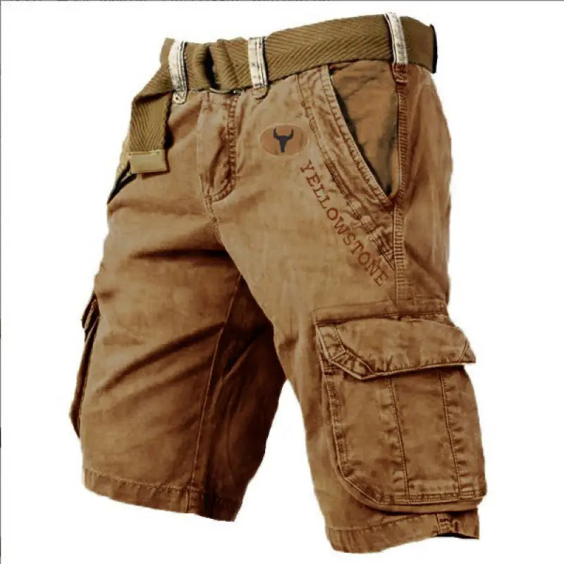 Bermudas cargo bruns pour hommes à poches multiples avec ceinture, arborant un logo Yellowstone brodé sur la cuisse.