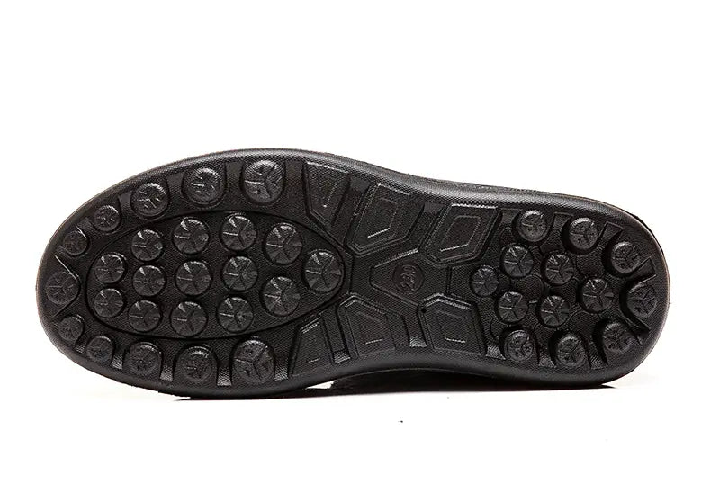 Semelle en caoutchouc noir des bottes d’hiver imperméables, avec un motif texturé composé de dessins de crampons circulaires et géométriques pour une meilleure adhérence