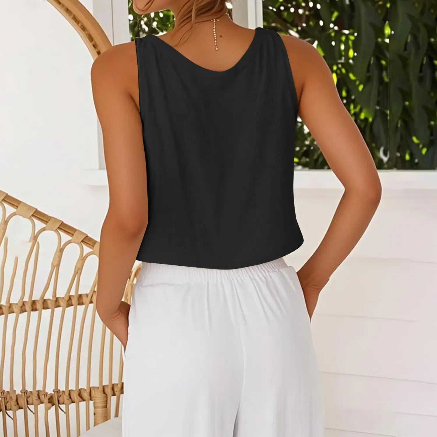 Schwarzes Baumwoll-Leinen-Camisole-Top ohne Ärmel mit lockerer Passform und rundem Ausschnitt.