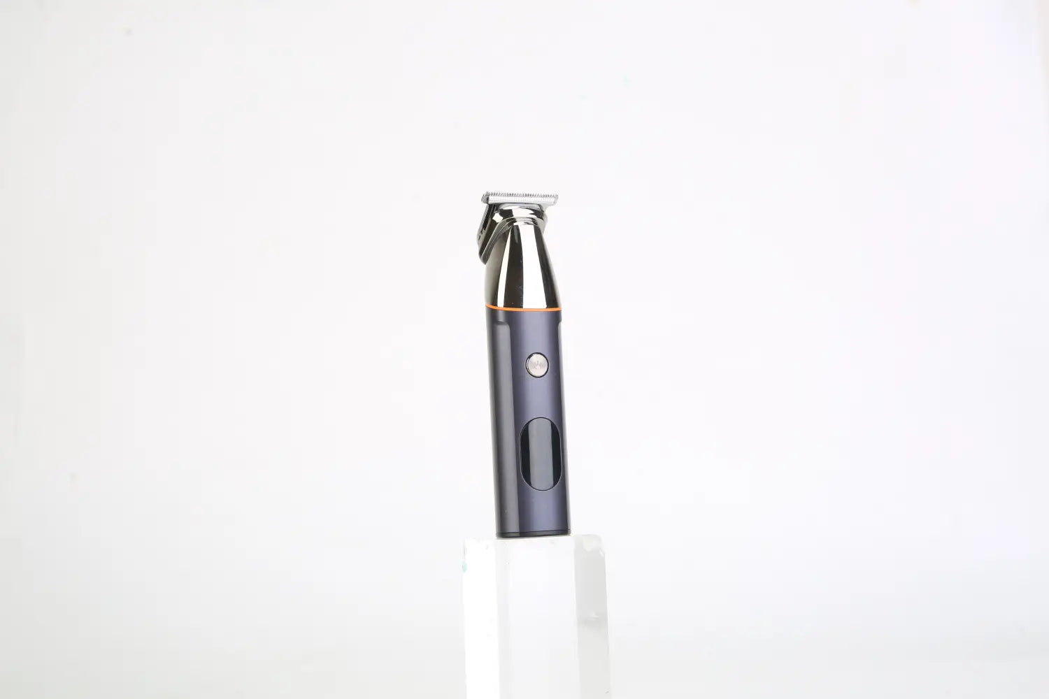 Eleganter Bartschneider in Dunkelgrau und Silber, 5-in-1, IPX5-wasserdichtes Grooming-Set mit mattiertem Griff und metallischem Schneidkopf.