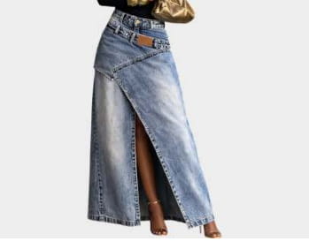 Ein High-Waist-Denim-Maxirock im verblassten Blau mit vorderem asymmetrischem Schlitz, klassischer Steppnaht und einem braunen Lederpatch am Bund.