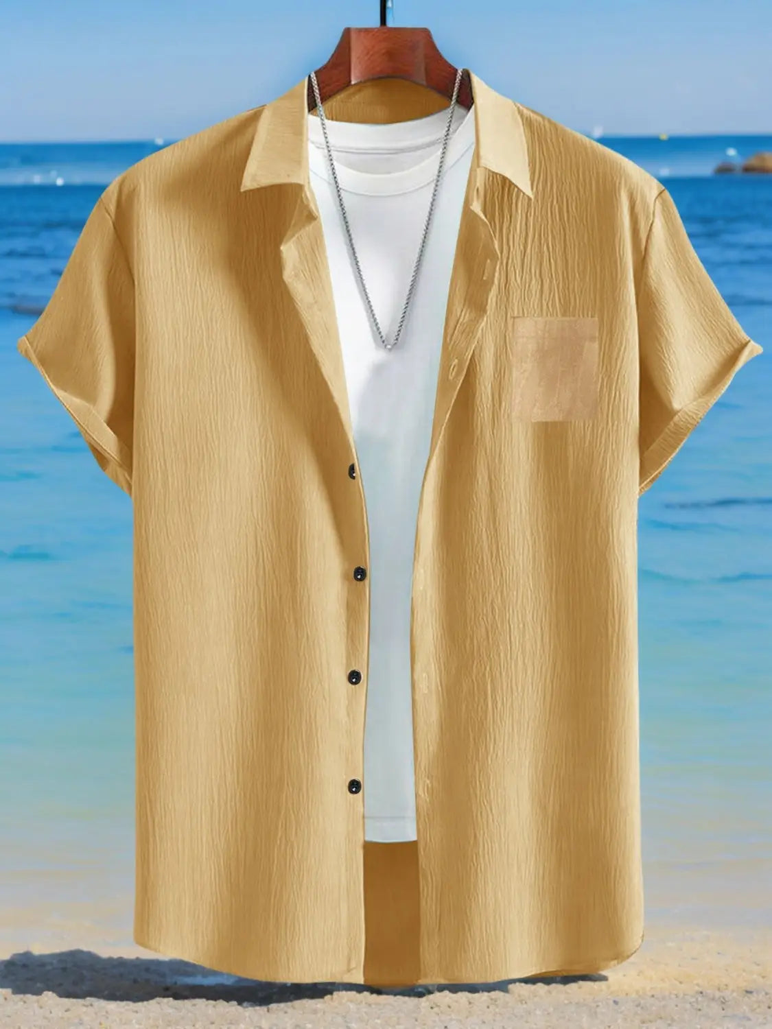 chemise en lin boutonnée couleur beige clair pour homme, avec manches courtes, tissu à texture subtile, et une poche poitrine unique, conçue pour un port ample et décontracté.