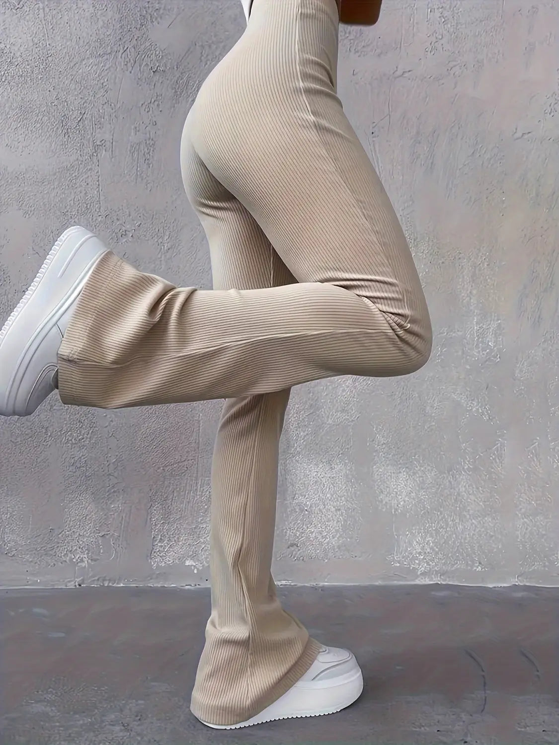 Beige Ripp-Hochbund-Leggings mit figurbetonter Passform und weiten Bündchen aus weichem Stoff.