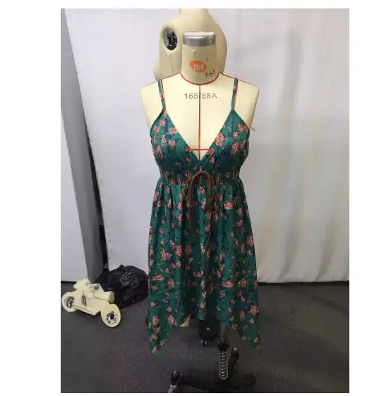 Grünes florales Retro-V-Ausschnitt-gesmoktes Mini-Sommerkleid mit dünnen Trägern und einer gebundenen Taille.