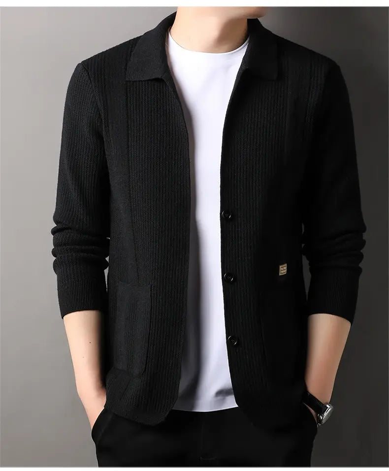 Herren-Rippstrick-Cardigan-Mantel in Schwarz mit Kragen und Knopfverschluss aus Rippstrickmaterial.