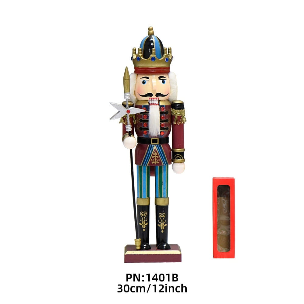 Ein 30 cm hohes hölzernes Nussknacker-Soldaten-Weihnachtsdeko-Set: Es verfügt über eine rote Uniform mit goldenem Besatz, eine goldene und blaue Krone, gestreifte grüne und blaue Hosen, schwarze Stiefel mit floralen Motiven und hält ein silbernes Schwert mit Sternspitze.