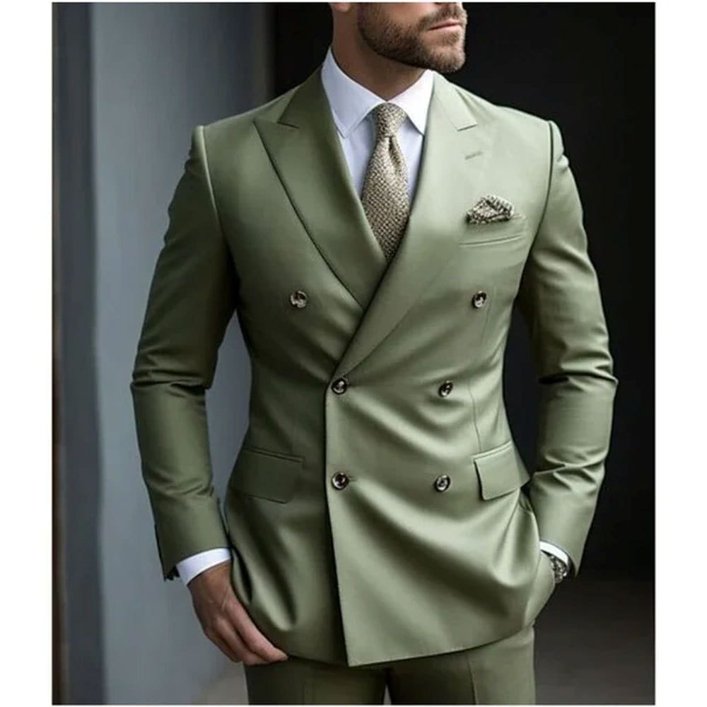 Chaqueta de traje cruzado doble de corte entallado para hombre en verde oliva, con botones metálicos y un delicado pañuelo de bolsillo.