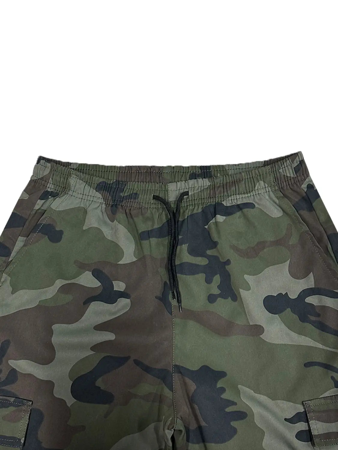 Short cargo camouflage pour homme en vert et brun, avec taille élastique, cordon de serrage noir et plusieurs poches, conçu pour une coupe ample et pour le confort.