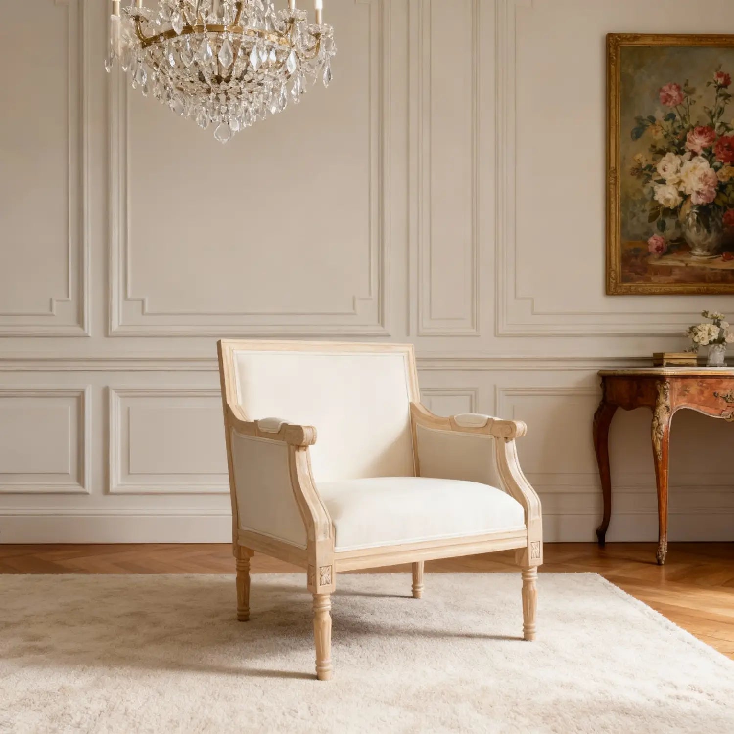 Silla francesa de acento elegante color crema, tapizada en lino, con marco de madera clara y patas torneadas clásicas en madera envejecida y materiales de lino.
