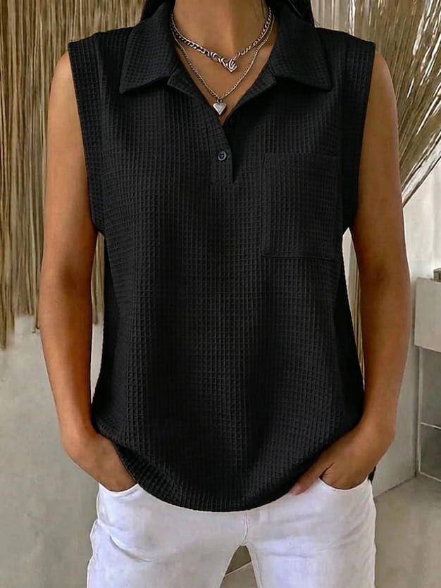 Camisa tipo polo tejida sin mangas negra para mujer, con textura acanalada, cuello y tapeta abotonada.