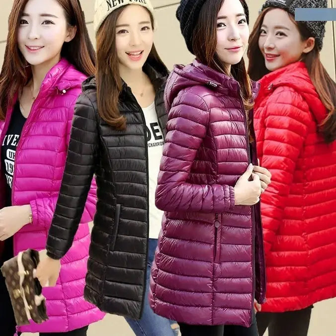 Manteau matelassé pour femmes, coupe slim ajustée, vibrant, en magenta brillant, composé de coton matelassé, avec capuche et fermeture éclair frontale.