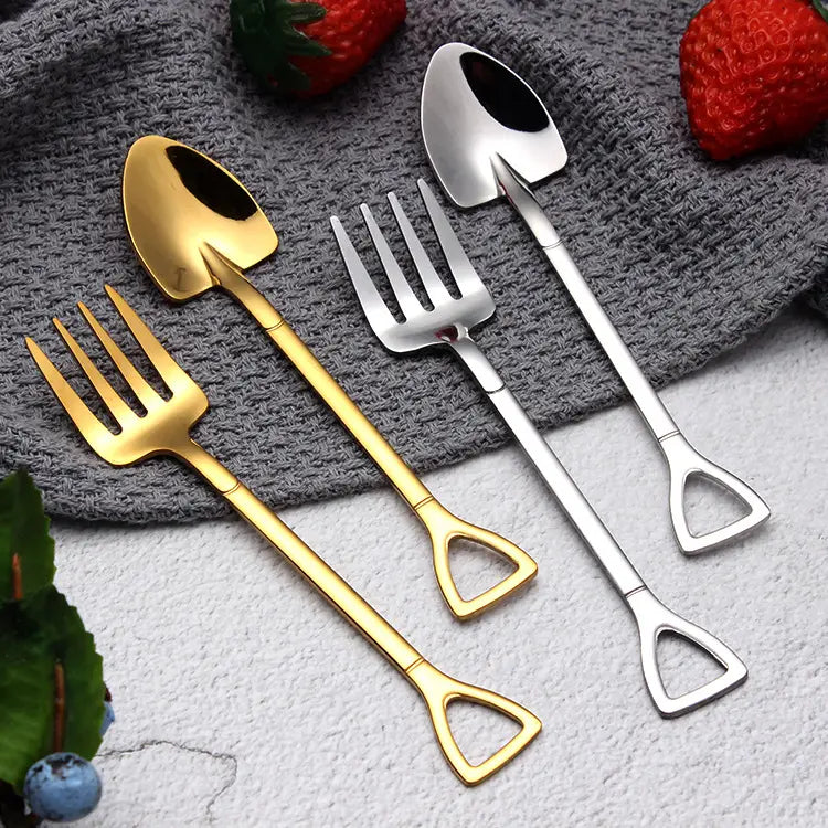 Set aus drei glänzenden gold- und silberfarbenen Edelstahl-Dessertlöffeln in Schaufelform mit dreieckigen Griffen.