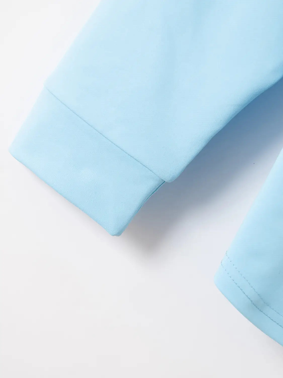 Herren-Quarter-Zip-Athletik-Poloshirt in Hellblau mit langen Ärmeln aus weichem, glattem Stoff, mit ordentlich verarbeiteten Bündchen.