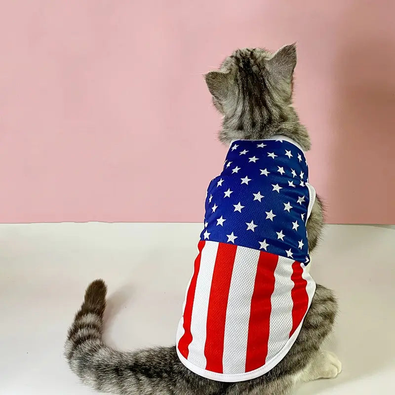 Cachorro de gato atigrado gris que lleva un chaleco de malla con patrón de bandera estadounidense en rojo, blanco y azul, que muestra la camiseta para mascota del Chaleco de Malla para Perro con Bandera Estadounidense, EE. UU.