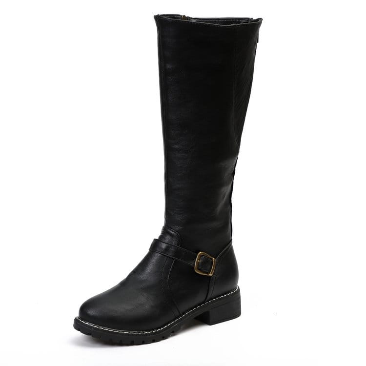 Schwarzer Leder-Knielappen, Reitstiefel mit goldtöniger Schnalle, gestickten Zierdetails und niedrigem Absatz.