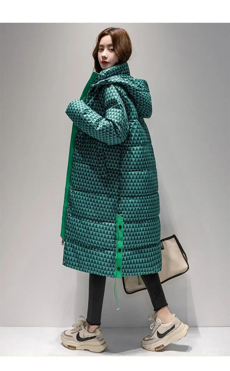 Manteau matelassé en coton à carreaux pour femmes pied-de-poule, avec un style long puffer vert-teal, un motif de triangle géométrique et une capuche assortie.