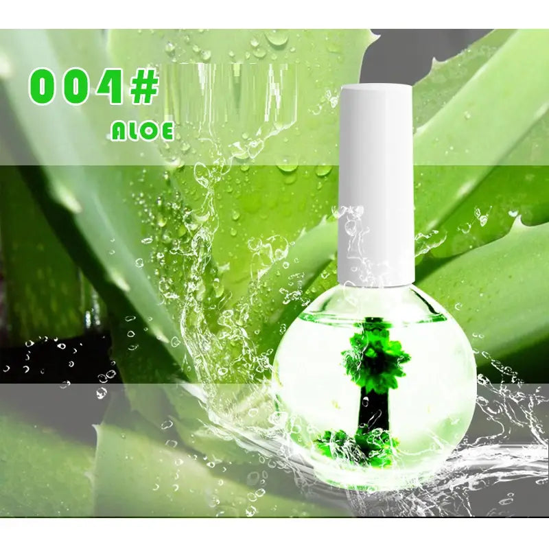 Flacon en verre à vernis transparent avec bouchon blanc contenant de l’aloe vera vert en plante, suspendu dans le liquide, pour un traitement huile revitalisant des fleurs séchées pour les ongles et les cuticules.