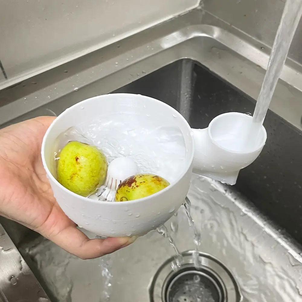 Bol de lavage de fruits en plastique blanc avec bec verseur et poignée intégrés, conçu pour faciliter le rinçage des produits dans le bol de lavage de fruits et dans l’ensemble de presse-agrumes.