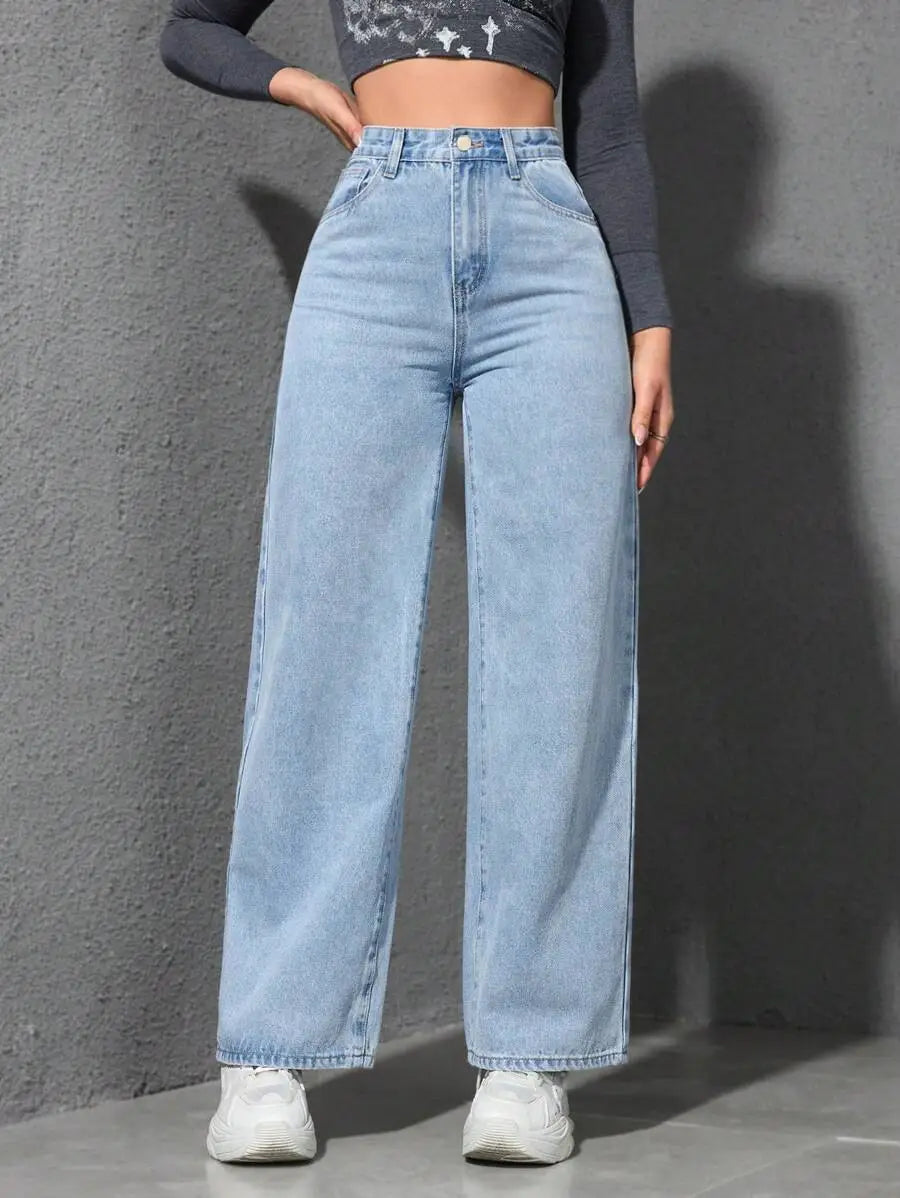 Jean en denim à lavage clair, à taille haute et jambe ample, présentant un design classique à cinq poches et une fermeture boutonnée.
