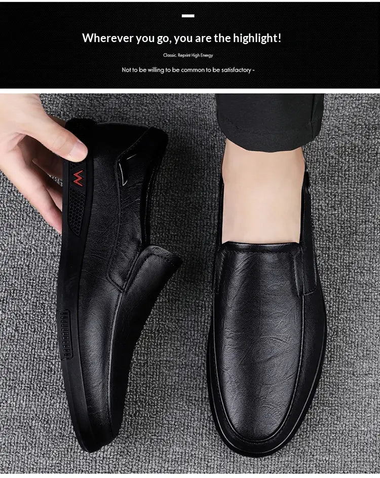 Mocassins en cuir pour homme, style britannique, à enfiler, en noir, avec un design minimaliste élégant et un marquage rouge discret sur le côté.
