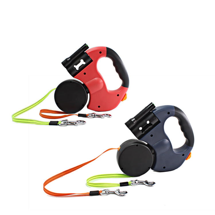 Correa retráctil para perros de doble cabezal con linterna LED, con asas negras y azul marino, correas de color verde neón y naranja brillantes, y mosquetones de metal plateados.