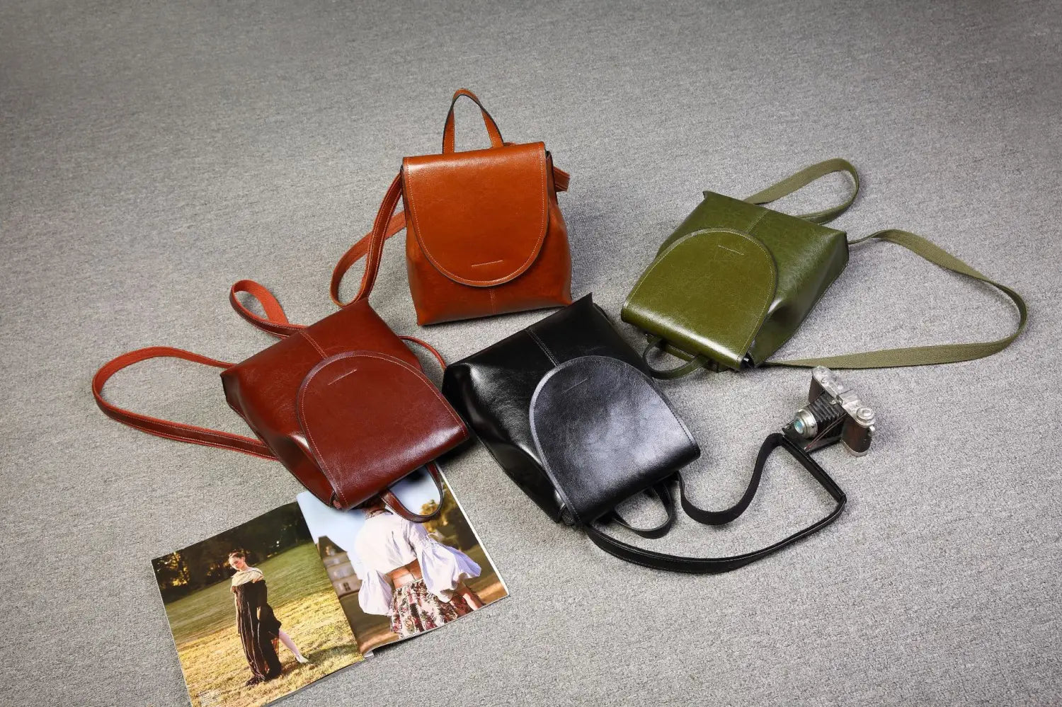Conjunto de mochilas bandoleras de cuero minimalistas en tonos marrón cálido, verde oliva y negro, que muestran un diseño de moda retro.