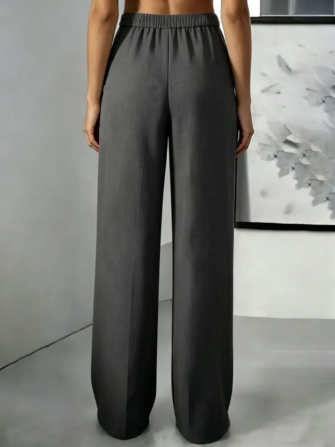 Pantalons gris à jambes larges avec une ceinture élastique : taille haute et design plissé, pour une tenue stylée et confortable.