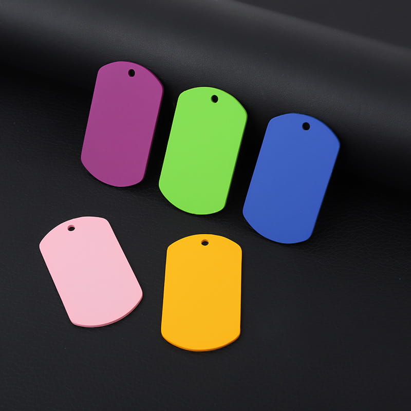 鮮やかな紫、緑、青、ピンク、黄の5色のステンレス製ドッグタグペンダント。DIY用のペットに適しています。