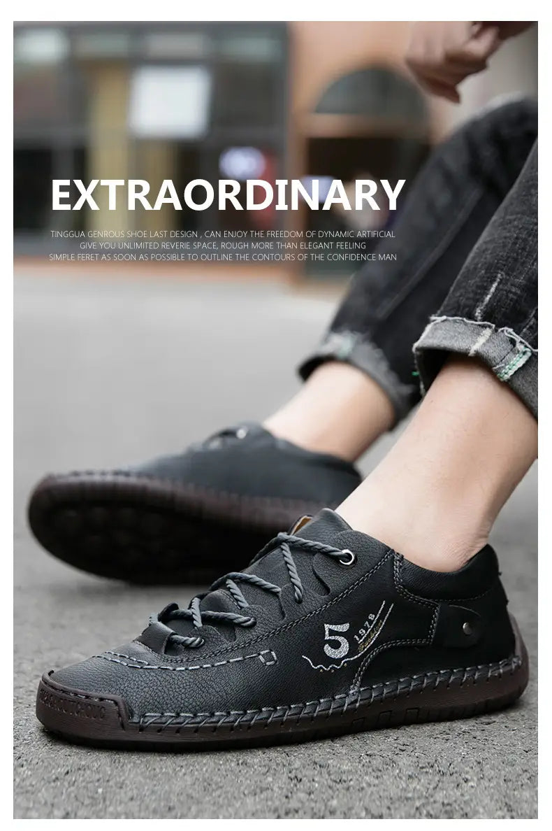 Herren-Schwarze Lederschuhe im britischen Casual-Stil mit Schnürung mit gestickten Details und einem dezenten Logo an der Seite.