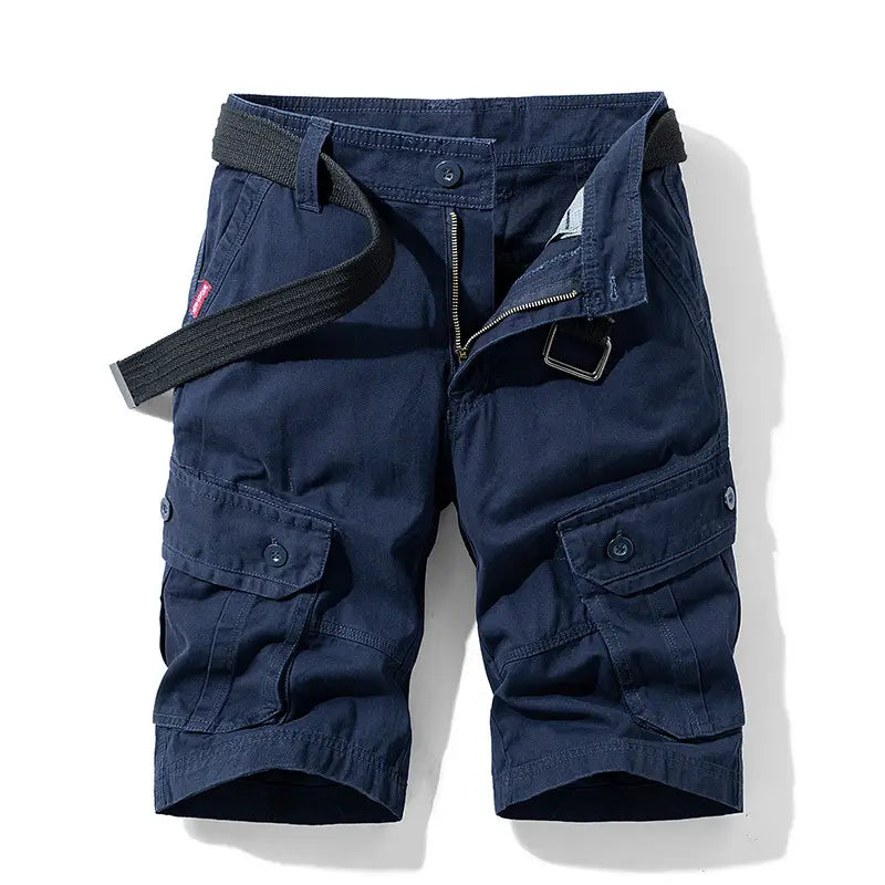Bermudas cargo bleu marine foncé pour homme en coton 100 %, jambes droites, avec plusieurs poches et une boucle de ceinture noire tissée, passée dans la ceinture avec des fermetures à bouton.