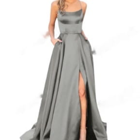 Ein elegantes graues Satin-Bridesmaid-Party-Kleid mit tailliertem Oberteil und hohem Schlitz.