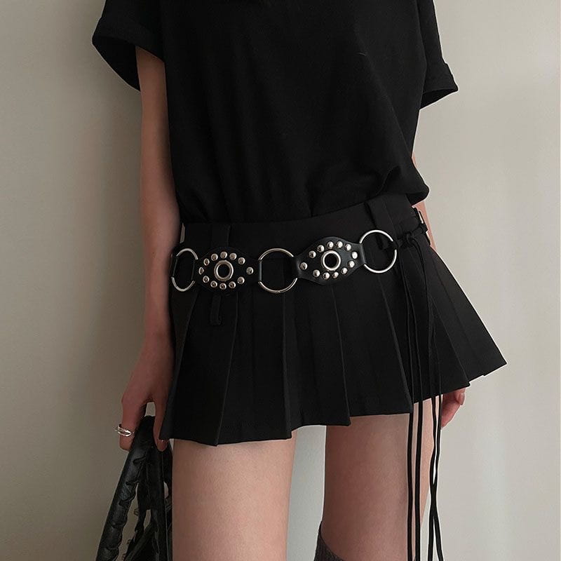 Schwarzer Gothic-Punk-Lederharness-Gurt mit silberfarbenen Metallschlaufen, Nieten und einer zentralen dekorativen Schnalle.