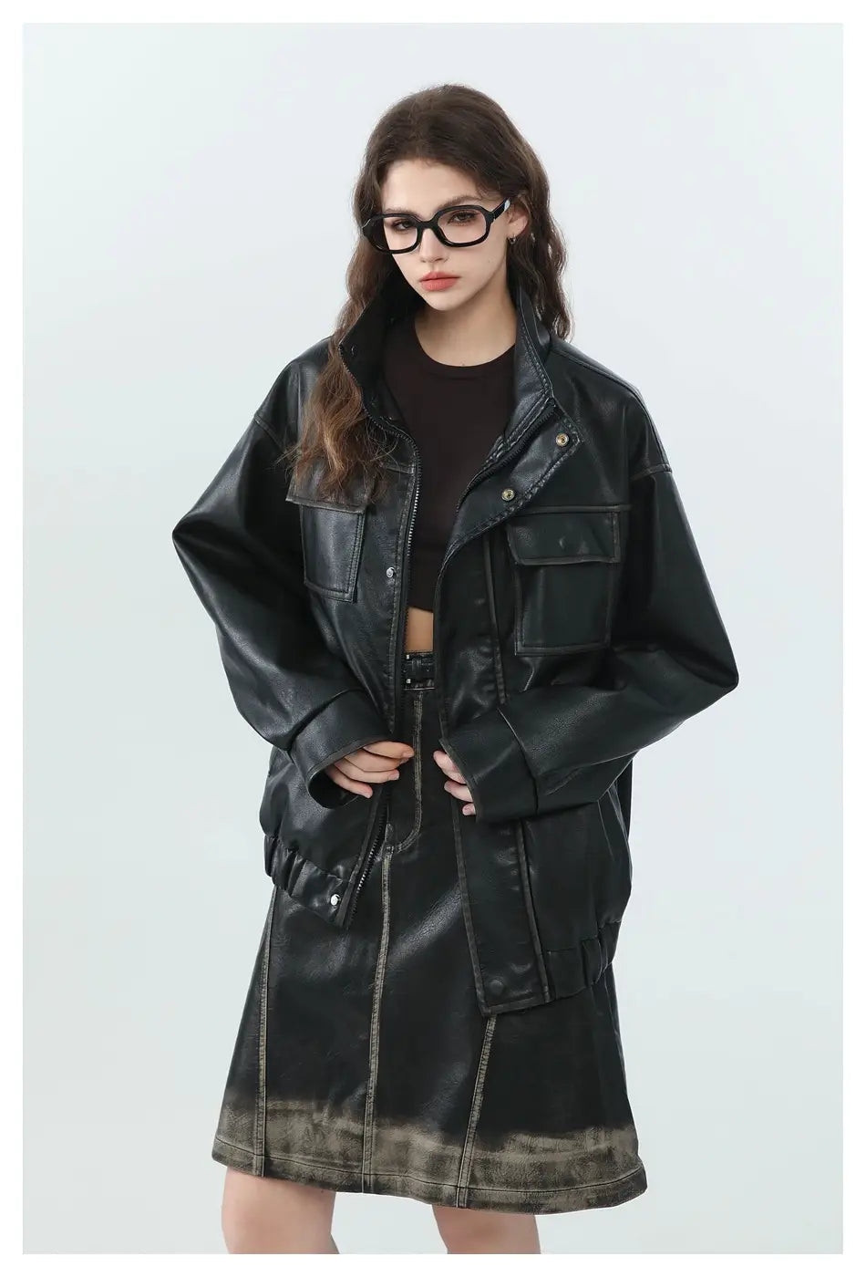 Schwarze Biker-Bomberjacke aus Kunstleder mit Utility-Taschen, mit ausgefranstem Saum und mehreren Klappentaschen.