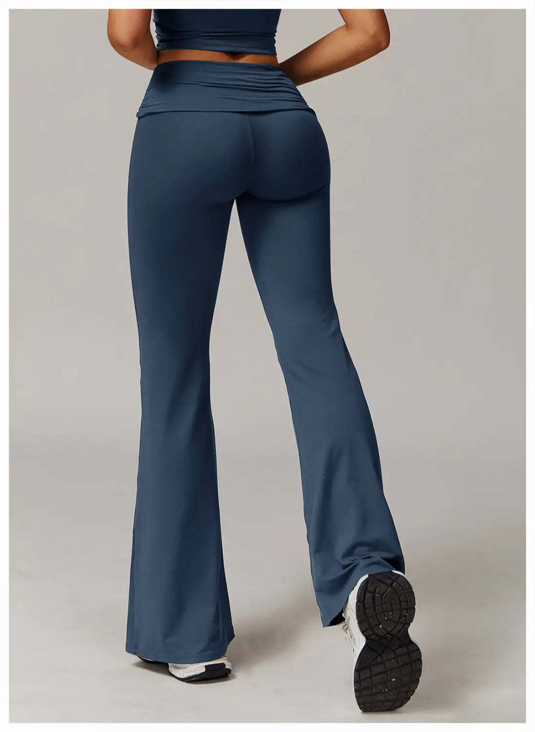 pantalones de yoga acampanados de cintura alta en azul oscuro con tejido elástico y cintura elástica.