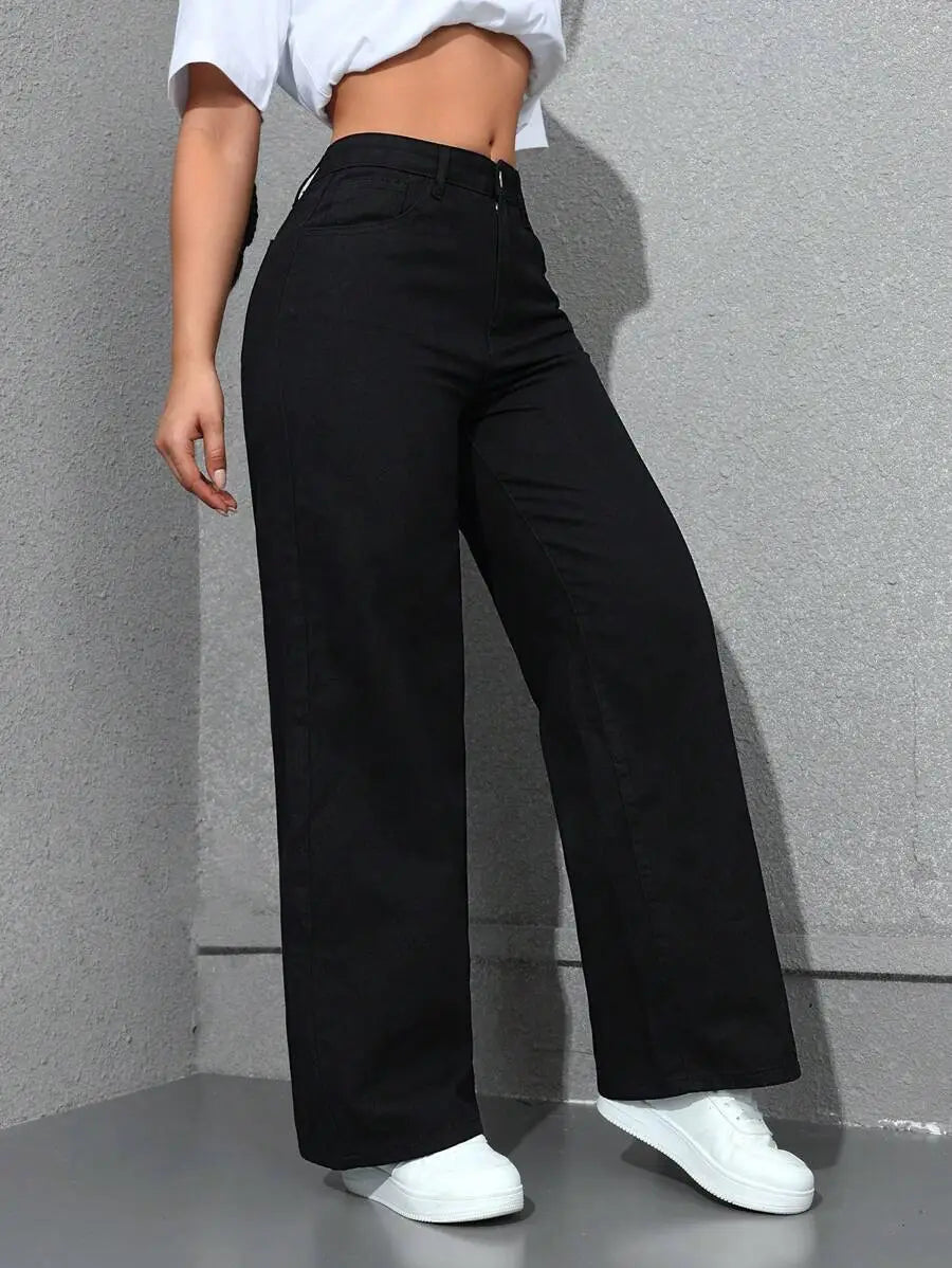 Jean noir à taille haute, jambe large et évasée, en denim classique, présentant un design à coupe droite.