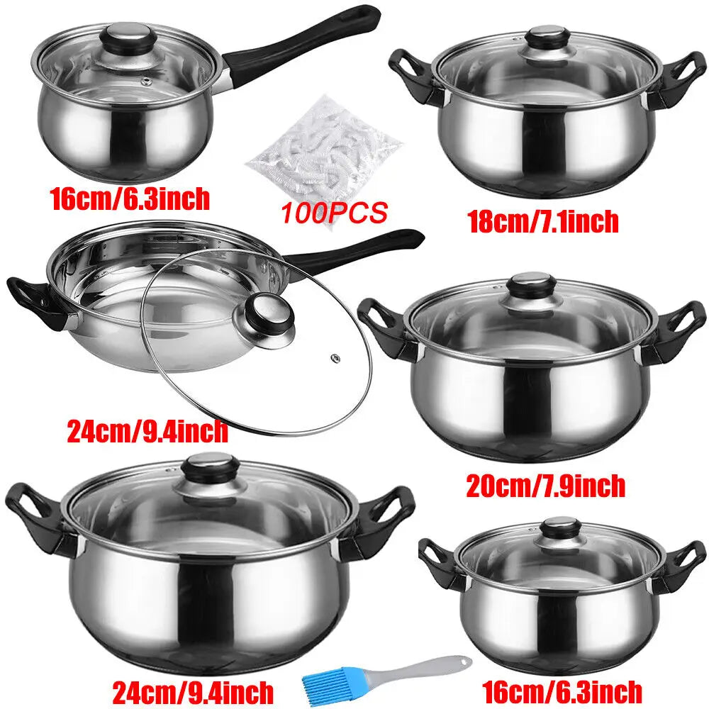Set aus Edelstahltöpfen und -pfannen mit schwarzen Griffen und Glassdeckeln in verschiedenen Größen für die vielseitige Nutzung beim Kochen.