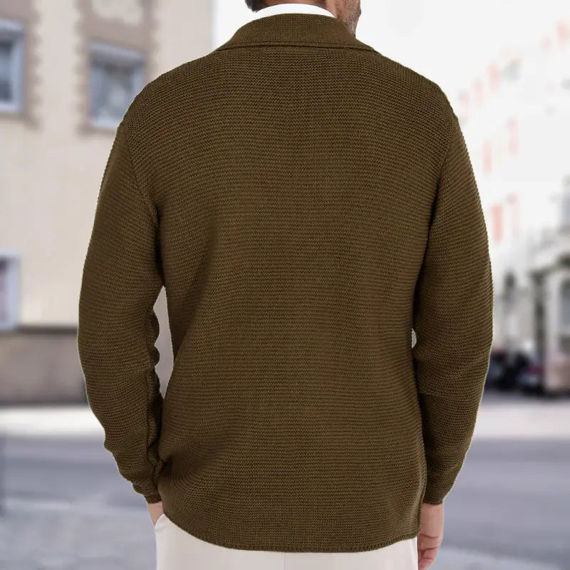 cárdigan de doble botonadura de punto para hombre en verde oliva, con tejido de punto claramente texturizado.