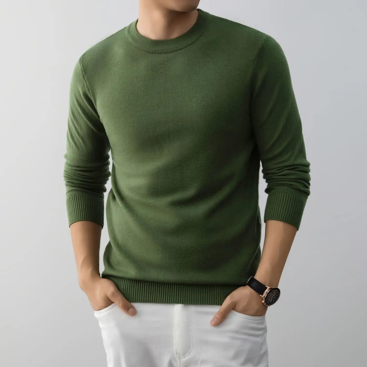 Herren-Minimalist-Pullover mit Rundhalsausschnitt aus Strick in Olivgrün mit gerippten Bündchen und Saum für eine bequeme Passform.