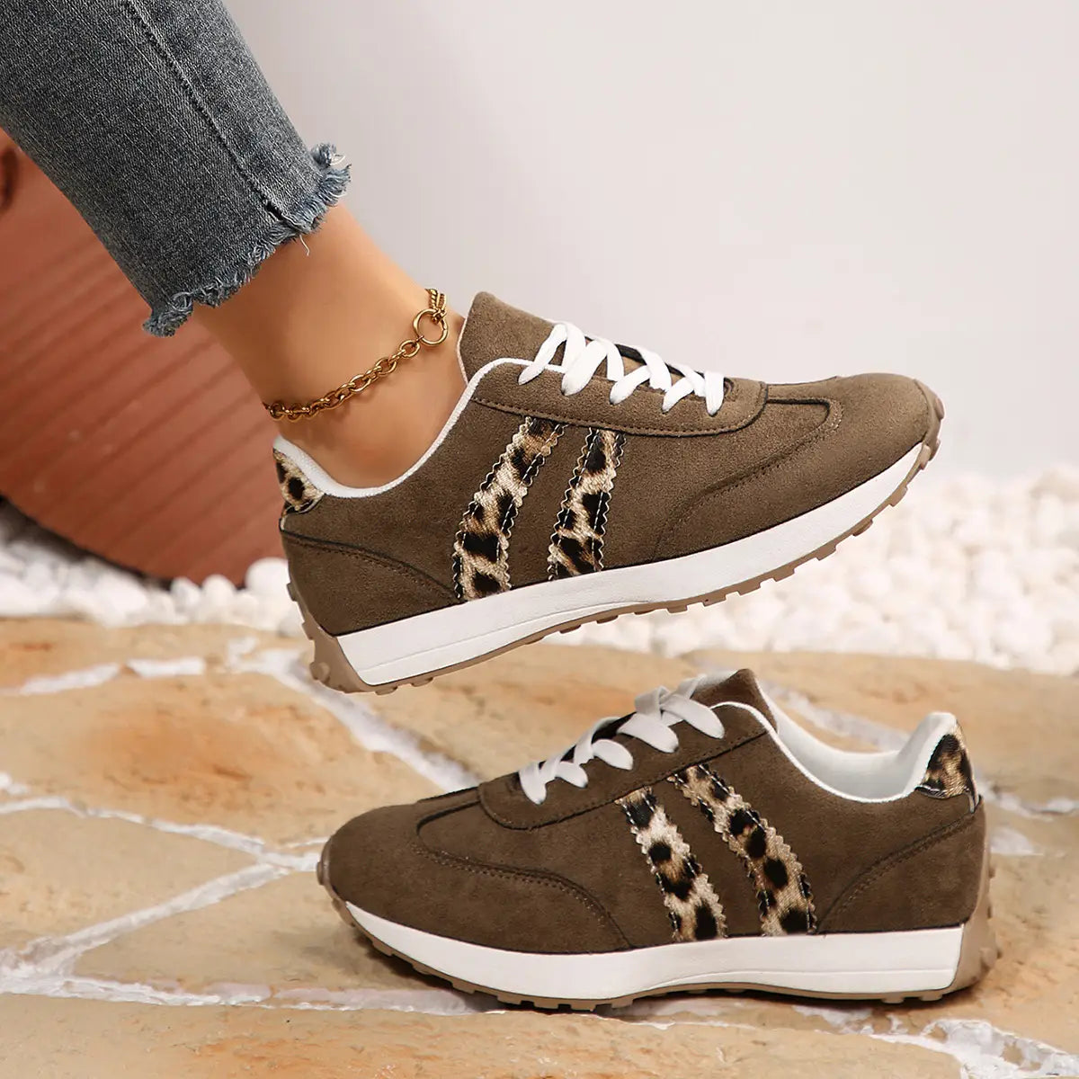 Braune Damen-Retro-Chunky-Sneaker aus Veloursleder mit atmungsaktivem niedrigem Schaft; Design mit Leopardenmuster-Streifen und weißen Schnürsenkeln.