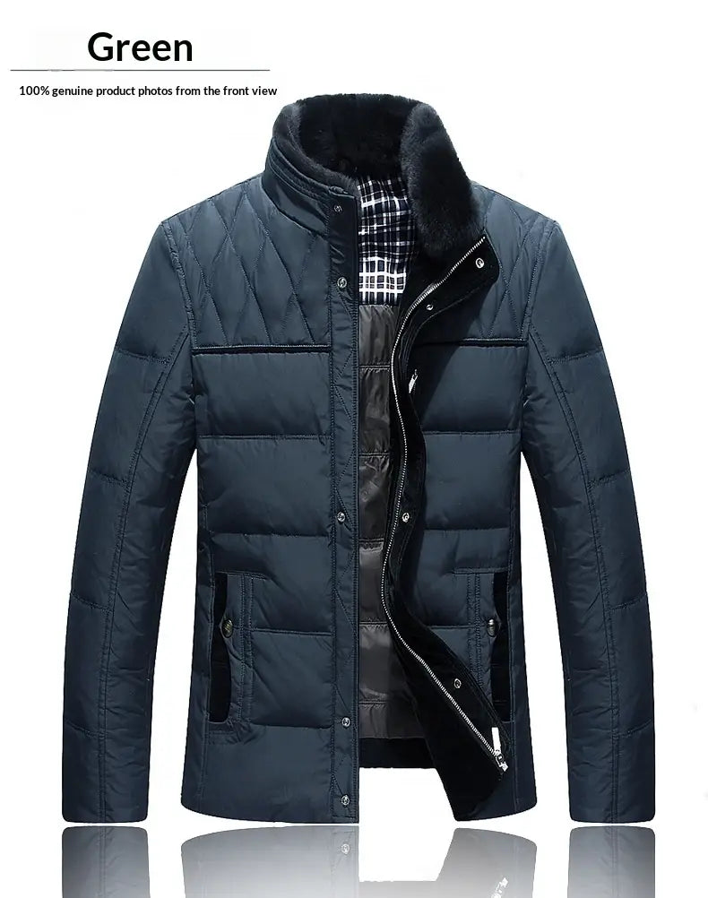 Veste d’hiver matelassée premium pour homme doublée de fourrure, couleur vert foncé, avec un col à doublure de fourrure noire moelleuse et une doublure intérieure à carreaux.