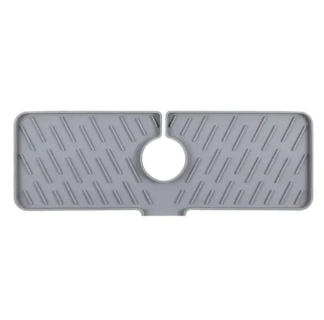 Tapis de robinet en silicone gris pour évier de cuisine, pare-éclaboussures, avec découpe circulaire centrale et texture diagonale à reliefs pour un usage protecteur.