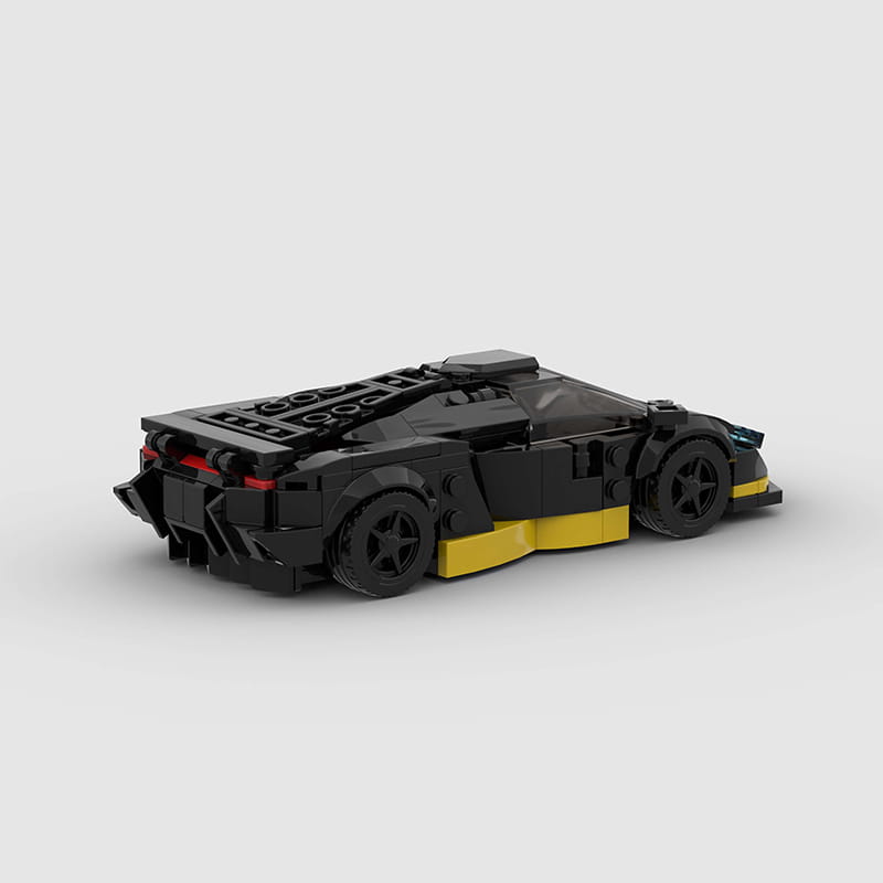 Modèle de voiture de sport Lego noir et jaune présentant un design aérodynamique détaillé, issu de l’ensemble de construction de la voiture de course Lego avec 326 pièces.