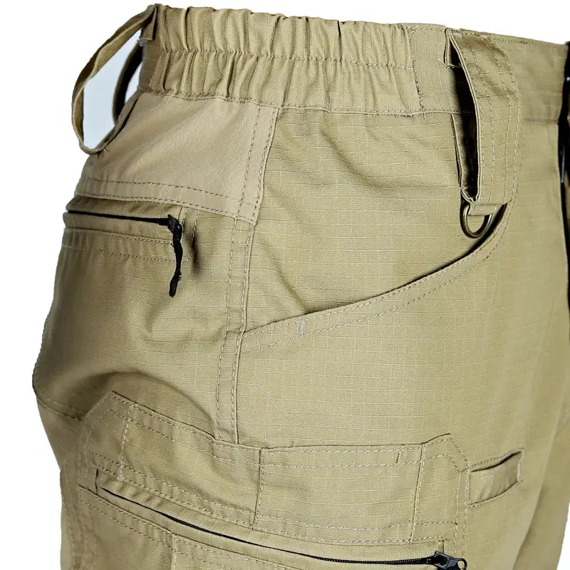 Pantalons cargo tactiques P40 couleur kaki pour hommes, dotés de plusieurs poches et d’une taille à cordon de serrage, conçus pour un usage militaire.