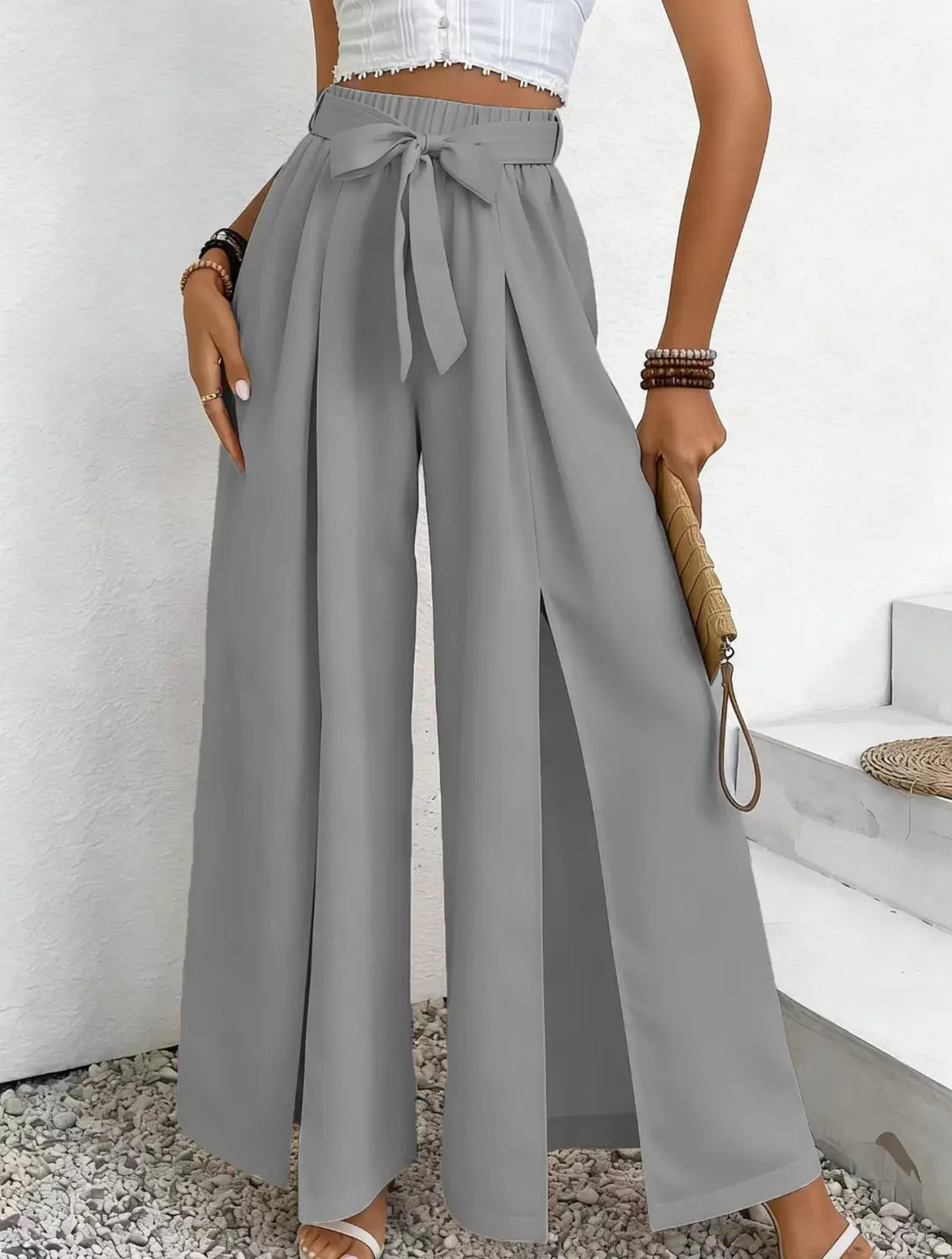 Pantalon ample à taille haute gris, avec une ceinture nouée à la taille, pantalon ample décontracté conçu pour le confort et le style