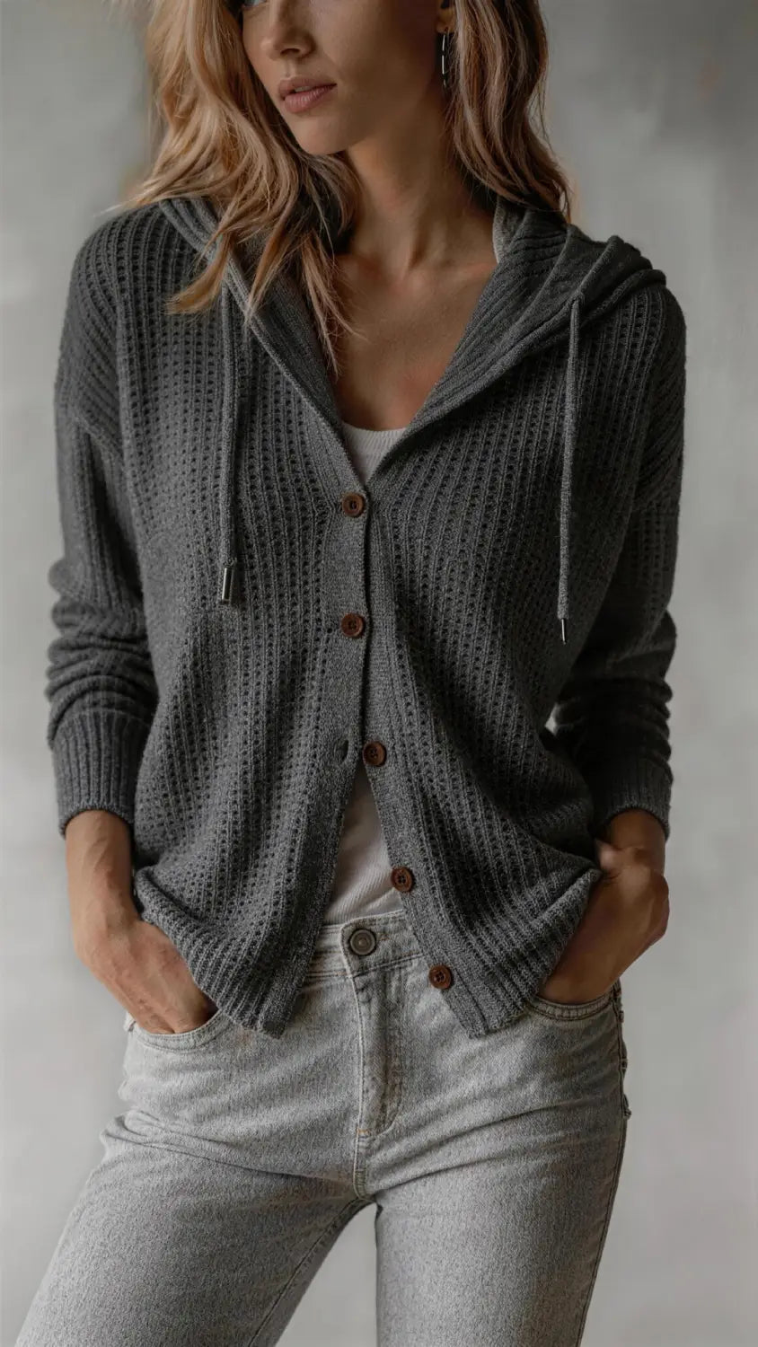 Ein gemütlicher dunkelgrauer Rippenstrick-Hoodie-Cardigan mit braunen Knöpfen und Kordelzügen, entworfen als Damenpullover mit weitem Schnitt.